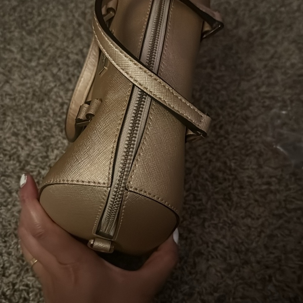 Kate Spade medium size purse, light color gold, in excellent condition - Picture 3 of 8